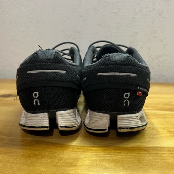 On Cloud womens running shoes. Used. 8.5🖤 - Picture 4 of 6